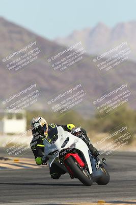 media/Oct-30-2025-Racers Edge (Thu) [[dabbdaf680]]/3-B Group/Session 2 (Turn 14)/